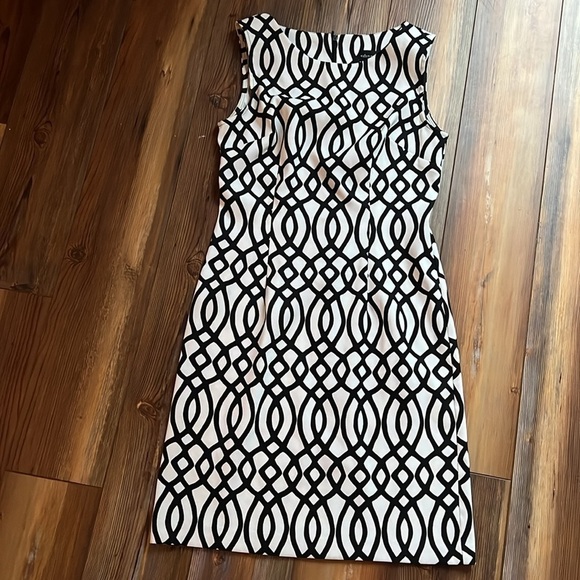 Dresses & Skirts - Black and white geo stretch sleeveless dress 4